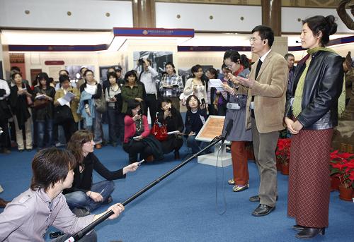 3月18日,中國藏學研究中心研究員張云(右二)、德吉卓瑪(右一)在《西藏民主改革50年大型展覽》現(xiàn)場回答記者提問。新華社記者 李明放 攝