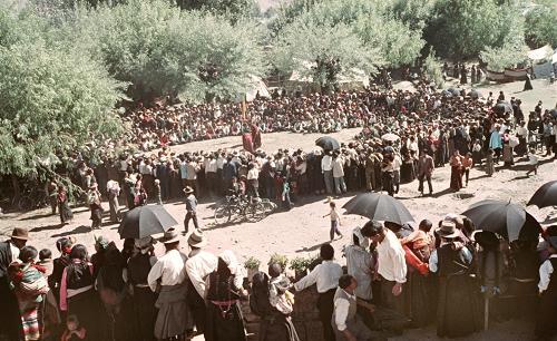 1959年6月22日,拉薩人民在歡度林卡節(jié)。 “太陽啊霞光萬丈,雄鷹啊展翅飛翔,高原春光無限好,叫我怎能不歌唱。驅(qū)散烏云見太陽,幸福的歌聲傳四方。”藏族同胞的嘹亮歌聲,唱出了民主改革后西藏人民的幸福生活。 西藏自古以來就是我國領(lǐng)土不可分割的一部分。新中國成立后,中央政府根據(jù)國內(nèi)外形勢,為維護(hù)民族團(tuán)結(jié),確定了和平解放西藏的方針。1951年5月23日,中央人民政府和西藏地方政府正式簽署《關(guān)于和平解放西藏辦法的協(xié)議》(又稱《十七條協(xié)議》)?!秴f(xié)議》簽訂后,人民解放軍開始進(jìn)入西藏,幫助西藏人民發(fā)展生產(chǎn),開展貿(mào)易。 中央政府保護(hù)西藏的政治、宗教制度,幫助發(fā)展西藏的經(jīng)濟(jì)文化,改善人民生活。為了改善西藏的交通狀況,黨和政府修筑了康藏公路和青藏公路。這兩條公路建成通車后,大批物資源源不斷地運(yùn)到西藏,緩解了進(jìn)藏部隊和工作人員物資供應(yīng)的困難,也大大改善了西藏人民的生活。西藏的社會經(jīng)濟(jì)在中央政府的幫助下有了很大發(fā)展。 但是,民族分裂分子卻不斷地蠱惑和策動武裝叛亂。1959年3月10日,西藏上層反動分子公然撕毀《十七條協(xié)議》,發(fā)動了全面武裝叛亂。
