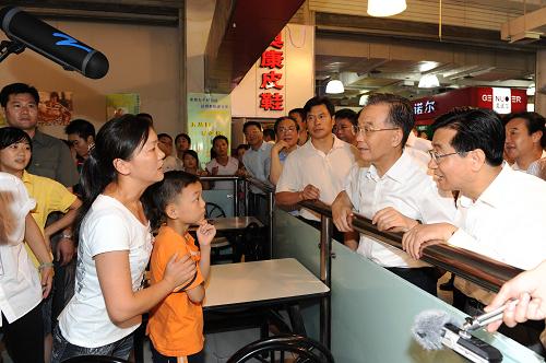 8月23日,在溫州務工的尹翠還向溫家寶訴說兒子轉學的困難。 新華社記者 李學仁 攝