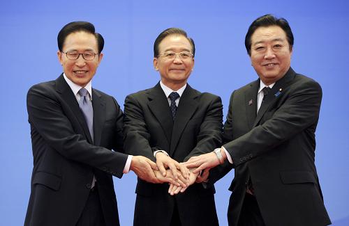 5月13日,第五次中日韓領(lǐng)導(dǎo)人會(huì)議在北京人民大會(huì)堂開(kāi)始舉行。中國(guó)國(guó)務(wù)院總理溫家寶主持會(huì)議,韓國(guó)總統(tǒng)李明博、日本首相野田佳彥與會(huì)。新華社記者 張鐸 攝