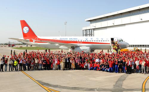 5月18日,空客A320天津總裝線(xiàn)總裝的第一架空客A320飛機(jī)在空中飛行約4小時(shí)10分鐘后,成功在天津?yàn)I海國(guó)際機(jī)場(chǎng)著陸。這是來(lái)自空客A320天津總裝線(xiàn)項(xiàng)目及相關(guān)項(xiàng)目直接參與單位的員工及空中客車(chē)中國(guó)公司員工代表共800多人合影慶祝。新華社記者 劉海峰攝