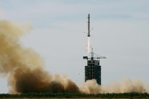 6月15日9時(shí)39分,我國(guó)在酒泉衛(wèi)星發(fā)射中心用“長(zhǎng)征二號(hào)丁”運(yùn)載火箭成功將“實(shí)踐十二號(hào)衛(wèi)星”送入太空。“實(shí)踐十二號(hào)衛(wèi)星”是由中國(guó)航天科技集團(tuán)公司所屬上海航天技術(shù)研究院為主研制,主要用于開展空間環(huán)境探測(cè)、星間測(cè)量和通信等科學(xué)與技術(shù)實(shí)驗(yàn)。新華社發(fā)