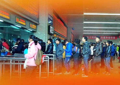1月9日,武漢市武昌火車站售票窗口前,旅客在排隊購買火車票。新華社記者 肖藝九 攝