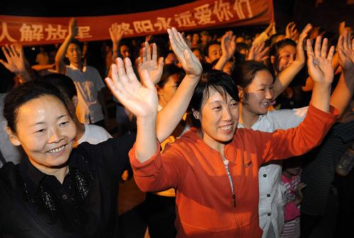 8月12日,前來送行的人向解放軍揮手告別。當日,從地震災(zāi)區(qū)陜西省略陽縣撤離的解放軍駐陜某工兵團官兵,從橫現(xiàn)河火車站啟程,略陽縣上千名群眾自發(fā)到車站送別親人子弟兵。 新華社記者 陶明 攝