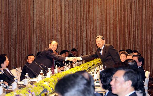 4月18日,海協(xié)會與?;鶗谂_北就兩會領導人第三次會談的相關事宜進行預備性磋商。這是海協(xié)會常務副會長鄭立中(左)與?;鶗倍麻L高孔廉(右)在磋商開始前握手。新華社記者 張勇 攝