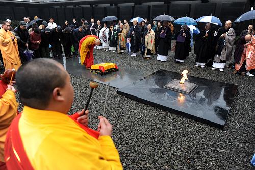 12月13日,中日兩國(guó)數(shù)十位僧人在侵華日軍南京大屠殺遇難同胞紀(jì)念館祭場(chǎng)舉行“世界和平法會(huì)”,悼念侵華日軍南京大屠殺30萬(wàn)同胞遇難72周年。新華社記者 韓瑜慶 攝