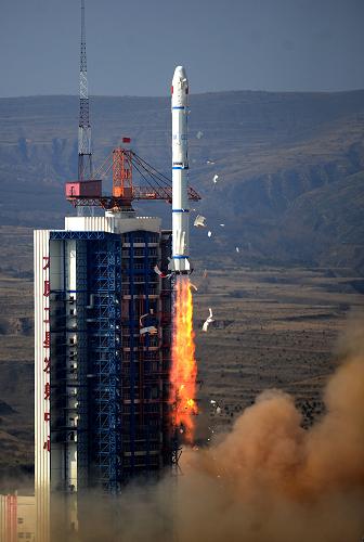 10月14日,載有“實踐九號A/B衛(wèi)星”的“長征二號丙”運載火箭從太原衛(wèi)星發(fā)射中心點火升空。 當(dāng)日11時25分,我國在太原衛(wèi)星發(fā)射中心用“長征二號丙”運載火箭,采用一箭雙星方式,成功將實踐九號A/B衛(wèi)星發(fā)射升空并送入預(yù)定轉(zhuǎn)移軌道。新華社記者 燕雁攝