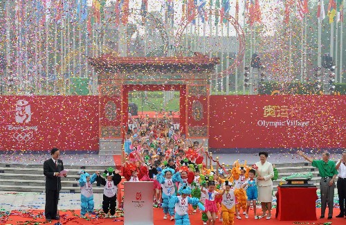 7月27日,北京市副市長(zhǎng)、北京奧組委執(zhí)行副主席劉敬民(左)在開村儀式上。當(dāng)日,2008年北京奧運(yùn)會(huì)奧運(yùn)村正式開村,奧運(yùn)村將接待來(lái)自200余個(gè)國(guó)家和地區(qū)的16000余名運(yùn)動(dòng)員和隨隊(duì)官員。 新華社記者趙鵬攝