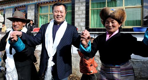 2月26日,來自北京石景山區(qū)的援藏干部與藏族農(nóng)民一起跳藏族民間舞蹈“果諧”。當(dāng)天是藏歷土牛新年初二,在西藏堆龍德慶縣工作的北京石景山區(qū)援藏干部來到該縣羊達(dá)鄉(xiāng)藏族農(nóng)民家拜年,和他們一起歡度藏歷新年。新華社記者 索朗羅布 攝