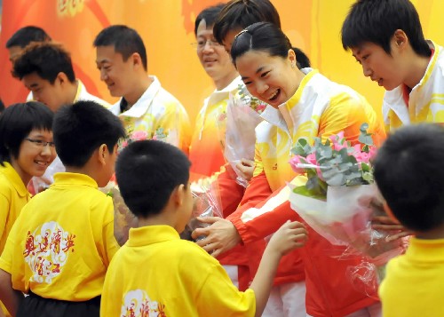 8月30日,小朋友向國家奧運乒乓球金牌運動員獻(xiàn)花。當(dāng)日,北京奧運會內(nèi)地乒乓球金牌運動員與中國香港乒乓球運動員在香港石硤尾體育館為市民進(jìn)行示范表演。 新華社記者盧炳輝攝