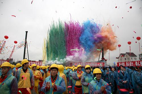 2月26日,建設(shè)者參加滬杭鐵路客運(yùn)專線建設(shè)動(dòng)員大會。當(dāng)日,滬杭鐵路客運(yùn)專線建設(shè)動(dòng)員大會在上海與浙江交界處的上海市楓涇鎮(zhèn)舉行,這標(biāo)志著滬杭高鐵正式開工。滬杭鐵路客運(yùn)專線設(shè)計(jì)速度目標(biāo)值為350公里/小時(shí),正線全長160公里,其中87%為橋梁工程,全線設(shè)車站9座。新華社發(fā)(莊毅 攝)