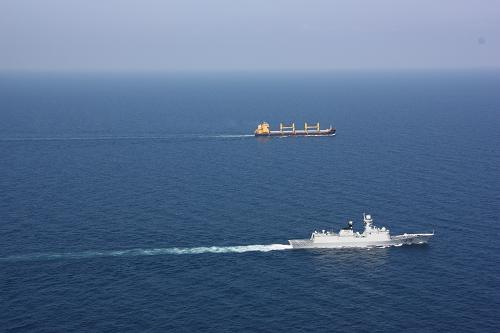 11月25日,中國海軍第十二、十三批護(hù)航編隊在亞丁灣執(zhí)行共同護(hù)航任務(wù)。已抵達(dá)亞丁灣、索馬里海域的中國海軍第十三批護(hù)航編隊當(dāng)日開始和第十二批護(hù)航編隊一起執(zhí)行共同護(hù)航任務(wù),為航經(jīng)此海域的商船保駕護(hù)航。 新華社記者朱紹斌攝