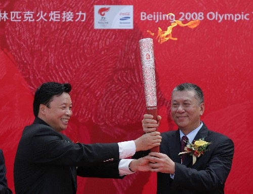 奧運圣火在中國澳門傳遞 5月3日,北京奧組委執(zhí)行副主席楊樹安(左)在起跑儀式上將火炬交給中國澳門特區(qū)行政長官何厚鏵。當日,北京奧運圣火傳遞活動在中國澳門舉行。 新華社記者周磊攝