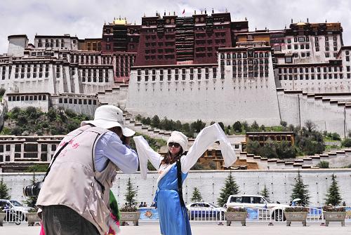西藏上半年接待游客343萬(wàn)人次 7月19日,游客在拉薩布達(dá)拉宮廣場(chǎng)上穿著藏裝拍照留念。 據(jù)西藏自治區(qū)旅游局統(tǒng)計(jì),今年1月至6月,西藏累計(jì)接待國(guó)內(nèi)外游客343.21萬(wàn)人次,同期增長(zhǎng)21.8%;實(shí)現(xiàn)旅游總收入31.76億元,同比增長(zhǎng)32.1%。其中,接待國(guó)內(nèi)游客340.18萬(wàn)人次,同比增長(zhǎng)22.1%。 新華社記者 劉坤 攝