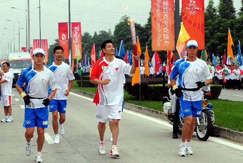 8月5日,火炬手濮存昕手持火炬?zhèn)鬟f。當(dāng)日,北京奧運圣火在四川省成都市傳遞。 新華社記者劉力航攝