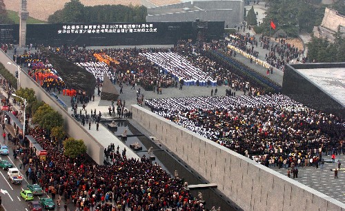 南京舉行隆重集會悼念30萬同胞遇難70周年 12月13日,各界人士參加悼念活動。 當(dāng)日上午10時,凄厲的警報(bào)聲響徹南京城上空。中央和國家有關(guān)部門、江蘇省暨南京市各界代表,以及海內(nèi)外和平友好人士近8000人,在侵華日軍南京大屠殺遇難同胞紀(jì)念館集會廣場,隆重舉行悼念侵華日軍南京大屠殺30萬同胞遇難70周年暨侵華日軍南京大屠殺遇難同胞紀(jì)念館擴(kuò)建工程竣工儀式。 新華社記者 楊磊 攝