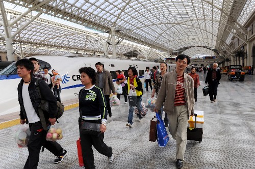 10月4日,旅客在青島火車站上車。新華社記者 李紫恒 攝