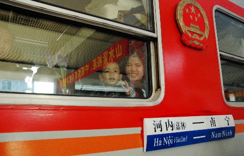 1月1日,一對(duì)母子在即將開行的列車內(nèi)與親人道別。當(dāng)日,廣西南寧至越南河內(nèi)的國(guó)際旅客列車正式開行。乘坐這趟車,旅客從南寧前往河內(nèi)可實(shí)現(xiàn)夕發(fā)朝至,南寧也將成為北京以外的中國(guó)第二個(gè)國(guó)際列車始發(fā)站城市。新華社記者 向志強(qiáng) 攝