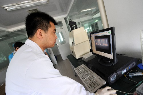 一位來自中國醫(yī)學科學院病原生物學研究所的專家在進行病毒核酸檢測(5月6日攝)。新華社記者 陳曄華 攝