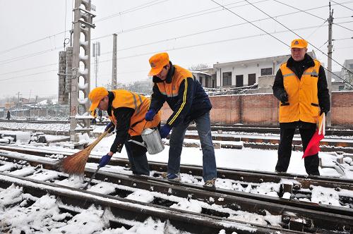 11月16日,鐵路職工在西安西站編組場(chǎng)清掃積雪。 連日來,陜西省大部分地區(qū)遭遇強(qiáng)降雪天氣,西安鐵路局全面啟動(dòng)暴風(fēng)雨雪惡劣天氣應(yīng)急預(yù)案,數(shù)萬名干部職工日夜奮戰(zhàn)在鐵道線上,確保鐵路大動(dòng)脈的安全暢通。新華社發(fā)(唐振江 攝)