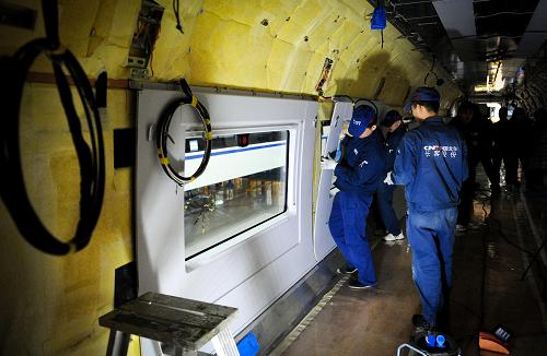 2月6日,工人在一節(jié)CRH380CL動車組車型內(nèi)作業(yè)。當日,記者走進中國高鐵生產(chǎn)大本營之一的中國北車長春軌道客車股份有限公司,探訪節(jié)前高鐵的生產(chǎn)情況。只見車間整潔干凈,工人們辛勤勞動。“強化責(zé)任意識,苦練技能,建設(shè)一流職工隊伍”、“工作沒有最好,只有更好”等標語以及“唯有知恥,才有自尊”“要么改,要么死”“工作質(zhì)量決定你的生活質(zhì)量”等別具一格的“質(zhì)量反思臺”體現(xiàn)了員工們積極對待工作的決心與熱情。長客平日里實行半軍事化管理。早上7:50之前必須到達單位;不能喧嘩打鬧;打電話有專門區(qū)域……長客人以嚴謹?shù)淖黠L(fēng)要求自己,一個螺絲釘都不放過,保證“零故障”,讓乘客放心、安全、舒適地乘坐高鐵。