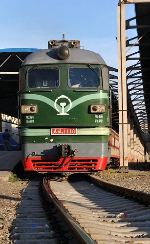 7月1日,5815/6次客運(yùn)列車(chē)緩緩駛出烏魯木齊火車(chē)站。當(dāng)日21時(shí)05分,隨著首趟烏魯木齊至伊犁的列車(chē)從烏魯木齊火車(chē)南站開(kāi)出,新疆首條電氣化鐵路精伊霍(精河-伊寧-霍爾果斯)鐵路開(kāi)始開(kāi)行客車(chē)。自此,由烏魯木齊乘坐火車(chē)前往北疆伊犁河谷可以夕發(fā)朝至。新華社記者 江文耀 攝