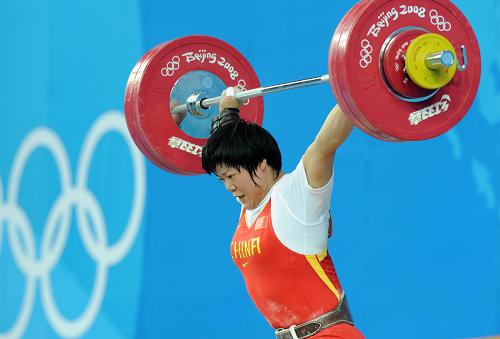8月13日,中國(guó)選手劉春紅在二破抓舉世界紀(jì)錄比賽中。當(dāng)日,劉春紅在北京奧運(yùn)會(huì)舉重女子69公斤級(jí)決賽中先后以125公斤和128公斤的抓舉成績(jī)兩破世界紀(jì)錄。 新華社記者 楊磊 攝