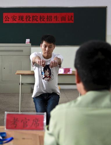 6月24日,考生李浩楠在公安邊防部隊(duì)烏魯木齊指揮學(xué)校接受軍事項(xiàng)目面試。新華社記者 趙戈 攝