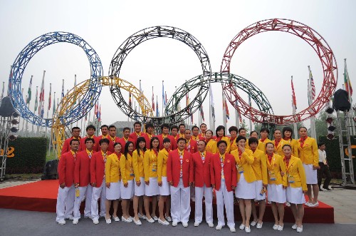 7月27日,中國體育代表團(tuán)成員在奧運(yùn)村里合影留念。當(dāng)日,參加北京奧運(yùn)會的中國體育代表團(tuán)部分成員正式入住奧運(yùn)村。 新華社記者徐昱攝