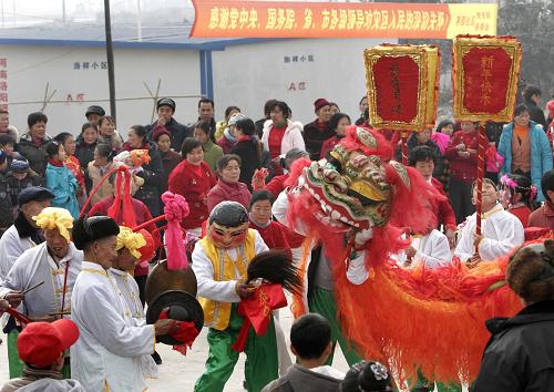 1月26日,四川安縣桑棗鎮(zhèn)村民在聯(lián)歡活動現(xiàn)場觀看文藝表演。 大年初一,在四川安縣桑棗鎮(zhèn)洛祥板房小區(qū),村民們歌舞聯(lián)歡過大年。新華社發(fā)(張曉理 攝)