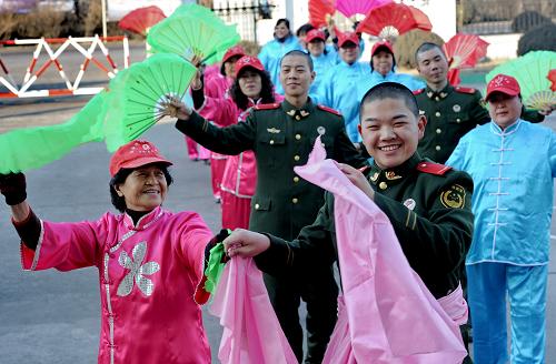 1月23日,秦皇島邊防檢查站的戰(zhàn)士與駐地秧歌隊(duì)一起扭秧歌。當(dāng)日,河北省秦皇島市海濱路街道辦事處的老年秧歌隊(duì)來到秦皇島邊防檢查站,與官兵們一起扭秧歌,共慶龍年新春。新華社記者 楊世堯 攝