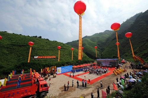 6月16日,廣西桂林市防洪及漓江補水工程三大項目之一的川江水利樞紐工程在漓江上游的興安縣華江瑤族鄉(xiāng)司門前村開工興建??偼顿Y達(dá)30.48億元的桂林市防洪及漓江補水工程建設(shè)以防洪和漓江生態(tài)補水為主,結(jié)合發(fā)電和農(nóng)業(yè)灌溉等功能,以實現(xiàn)水資源的科學(xué)合理利用。工程計劃5年完成,建成后將使桂林市的防洪標(biāo)準(zhǔn)由目前的不足20年一遇提高到100年一遇。當(dāng)天開工的川江水利樞紐工程總投資為8.96億元,由川江水庫、攔河大壩、溢洪道、引水隧洞及電站組成,總庫容0.98億立方米,其中防洪庫容0.42億立方米。 這是桂林市防洪及漓江補水川江水利樞紐工程開工儀式現(xiàn)場。 新華社記者 陳瑞華攝