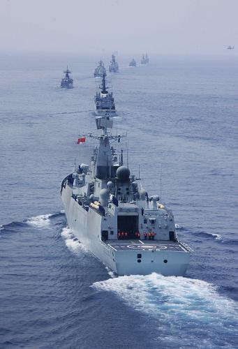 3月11日,在巴基斯坦南部卡拉奇港附近的阿拉伯海舉行的“和平-09”多國軍演實兵演習中,參加檢閱的艦艇進行編隊。 新華社記者 查春明 攝