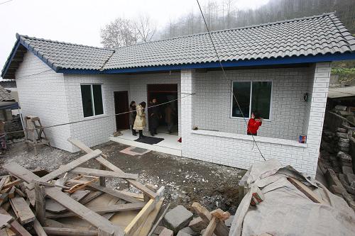 “災(zāi)區(qū)母親安居工程” 首座房屋建成 位于四川什邡市鎣華鎮(zhèn)的“災(zāi)區(qū)母親安居工程”首座房屋(1月19日攝)。 中國(guó)婦女發(fā)展基金會(huì)“災(zāi)區(qū)母親安居工程”首座房屋近日在四川什邡市鎣華鎮(zhèn)落成。“災(zāi)區(qū)母親安居工程”由中國(guó)婦女發(fā)展基金會(huì)發(fā)起,首批計(jì)劃在四川、甘肅地震重災(zāi)區(qū)建造700座永久性居住房屋。 新華社記者 李明放攝