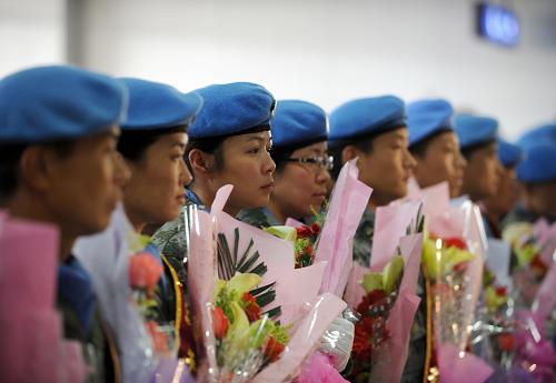 3月30日,我國第十批赴剛果(金)維和工兵、醫(yī)療分隊(duì)成員在歡迎儀式上。當(dāng)日,蘭州軍區(qū)在甘肅蘭州中川機(jī)場舉行儀式,歡迎我國第十批赴剛果(金)維和工兵、醫(yī)療分隊(duì)回國。我國第十批赴剛果(金)維和工兵、醫(yī)療分隊(duì)分別以蘭州軍區(qū)某集團(tuán)軍工兵團(tuán)、蘭州某聯(lián)勤分部為主抽組,2009年7月出國執(zhí)行任務(wù)。在8個(gè)多月的任務(wù)期內(nèi),我國維和官兵出色完成了聯(lián)合國駐剛果(金)特派團(tuán)賦予的各項(xiàng)工程和衛(wèi)勤保障任務(wù)。新華社記者韓傳號(hào)攝