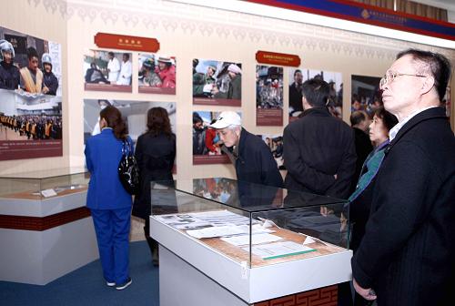 “西藏民主改革50年”大型展覽 參觀者超過10萬 3月23日,參觀者在觀看展覽。 在北京舉辦的西藏民主改革50年大型展覽自2月24日開幕以來,已接待超過10萬名參觀者。 新華社記者 陳建力攝