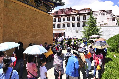 7月19日,在拉薩布達(dá)拉宮外,等待進(jìn)入?yún)⒂^的游客排起長(zhǎng)隊(duì)。 據(jù)西藏自治區(qū)旅游局統(tǒng)計(jì),今年1月至6月,西藏累計(jì)接待國(guó)內(nèi)外游客343.21萬(wàn)人次,同期增長(zhǎng)21.8%;實(shí)現(xiàn)旅游總收入31.76億元,同比增長(zhǎng)32.1%。其中,接待國(guó)內(nèi)游客340.18萬(wàn)人次,同比增長(zhǎng)22.1%。 新華社記者 劉坤 攝