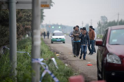吉林禽業(yè)公司火災(zāi):死亡人數(shù)上升至120人 6月4日,在寶源豐禽業(yè)公司附近,員工家屬在打電話。 截止到6月4日7時(shí)30分,吉林寶源豐禽業(yè)公司火災(zāi)事故已造成120人死亡,其中1人為送往醫(yī)院途中死亡。相關(guān)調(diào)查和善后工作正在進(jìn)行中。 新華社記者林宏攝