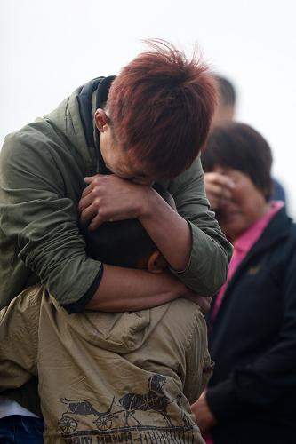 6月4日,在寶源豐禽業(yè)公司門外,遇難者家屬悲痛欲絕。 截止到6月4日早7時(shí)30分,吉林寶源豐禽業(yè)公司火災(zāi)事故已造成120人死亡,其中1人為送往醫(yī)院途中死亡。相關(guān)調(diào)查和善后工作正在進(jìn)行中。 新華社記者林宏攝