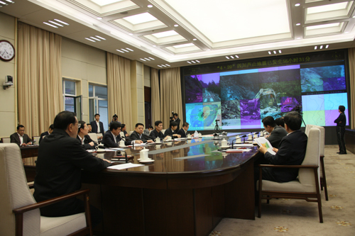 2013年4月22日,李克強(qiáng)總理與四川蘆山4·20地震抗震救災(zāi)前線通話,了解抗震救災(zāi)最新進(jìn)展情況。
