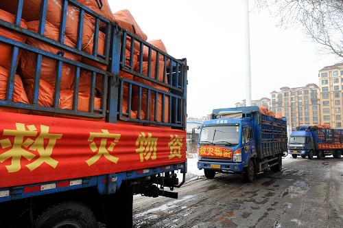 11月23日,裝有救災(zāi)物資的運(yùn)輸車從長春市駛往地震災(zāi)區(qū)。11月22日16時18分、11月23日6時4分、6時32分在吉林省松原市前郭爾羅斯蒙古族自治縣分別發(fā)生5.3級、5.8級、5.0級地震。11月23日8時,國家減災(zāi)委、民政部緊急啟動國家Ⅳ級救災(zāi)應(yīng)急響應(yīng),吉林省民政部門加緊調(diào)運(yùn)臨時帳篷500頂、棉衣棉被2500余件等救災(zāi)物資送至地震災(zāi)區(qū)。新華社記者 許暢 攝