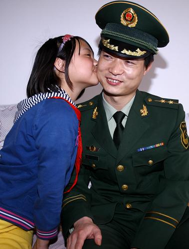2009年4月30日,楊芹(左)在家中親吻前來看望她的曾經(jīng)參與救援活動的德陽消防干警李佐來。新華社記者陳建力、趙宇思報道