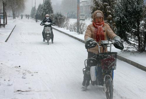 1月3日,呼和浩特市民冒雪出行。當(dāng)日,受強(qiáng)冷空氣影響,內(nèi)蒙古自治區(qū)部分地區(qū)迎來(lái)2010年首場(chǎng)降雪。 新華社記者 李云平 攝