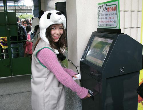 1月26日,動物園工作人員為參觀民眾取出觀看大熊貓?zhí)柎a條。當(dāng)日8時30分,贈臺大熊貓“團團”“圓圓”在臺北市動物園與臺灣民眾正式見面。眾多臺灣民眾在動物園門口排隊等候與“團團”“圓圓”見面。臺北市動物園規(guī)定,每日限定參觀名額2.2萬人次。新華社記者 王妍 攝