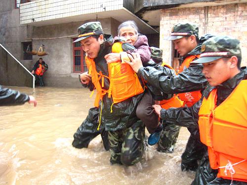 5月21日,武警官兵在江西省新余市分宜縣轉(zhuǎn)移被洪水圍困的老人。當(dāng)日,5月份第五輪強(qiáng)降雨侵入江西,暴雨引發(fā)洪水,導(dǎo)致部分鄉(xiāng)鎮(zhèn)房屋倒塌,農(nóng)田被淹,受災(zāi)嚴(yán)重。其中,新余市緊急轉(zhuǎn)移了9000多名被洪水圍困的群眾。 新華社發(fā)(陳開順 攝)