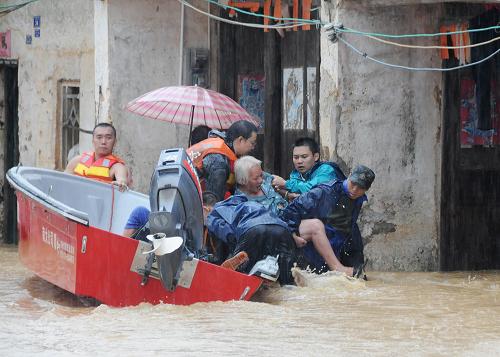 9月21日,廣東陽春市三甲鎮(zhèn)遭受特大暴雨襲擊,救援人員轉(zhuǎn)移受困群眾。新華社發(fā)(梁文棟 攝)