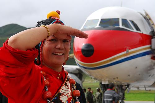 8月1日,一位藏族婦女在降落玉樹機(jī)場(chǎng)的首航飛機(jī)前留影。當(dāng)日,執(zhí)行首航任務(wù)的一架空中客車A319型客機(jī)在青海省玉樹機(jī)場(chǎng)降落,標(biāo)志著中國(guó)三江源地區(qū)首個(gè)民用機(jī)場(chǎng)正式通航。據(jù)了解,玉樹機(jī)場(chǎng)位于距離玉樹藏族自治州州府所在地結(jié)古鎮(zhèn)26公里的巴塘草原上,海拔約3905米,2007年5月16日正式開工建設(shè),2009年6月20日通過竣工驗(yàn)收和行業(yè)驗(yàn)收。新華社記者 楊壽德 攝
