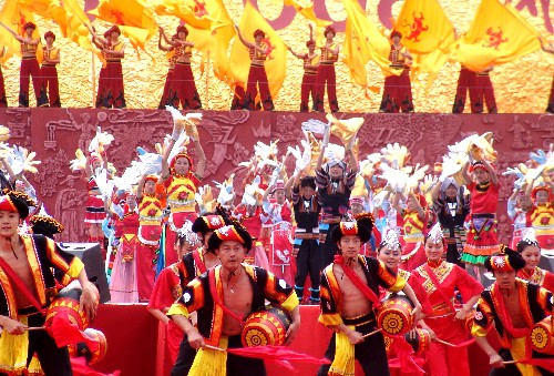 4月15日,演員在慶典儀式上表演大型民族歌舞《威楚雄風(fēng)》。
