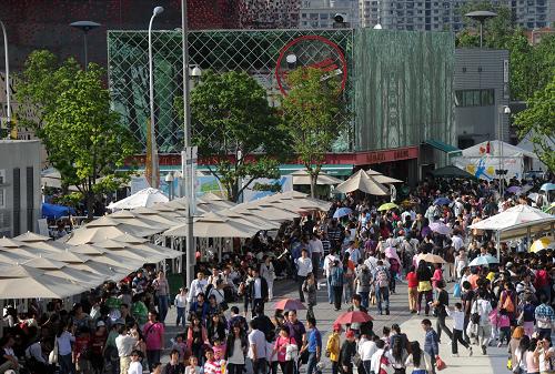 9月23日,世博園內(nèi)人頭攢動(dòng)。據(jù)世博網(wǎng)公布的統(tǒng)計(jì)數(shù)據(jù)顯示:截至當(dāng)日18時(shí),上海世博會(huì)單日入園人數(shù)達(dá)61.56萬,再創(chuàng)歷史新高。新華社記者 裴鑫 攝