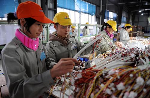 江西省上猶縣返鄉(xiāng)農民工在該縣工業(yè)園區(qū)行田電產有限公司上班(11月18日攝)。去年下半年以來,受國際金融危機影響,江西省就業(yè)形勢非常嚴峻。為此,江西省綜合運用各種政策保企業(yè)促就業(yè),多渠道搭建就業(yè)平臺,免費培訓農民工轉崗轉業(yè)和自主創(chuàng)業(yè),至今年10月底,江西省返鄉(xiāng)農民工315萬中已有308.5萬在省內外實現(xiàn)就業(yè)創(chuàng)業(yè)。 新華社記者 周科 攝